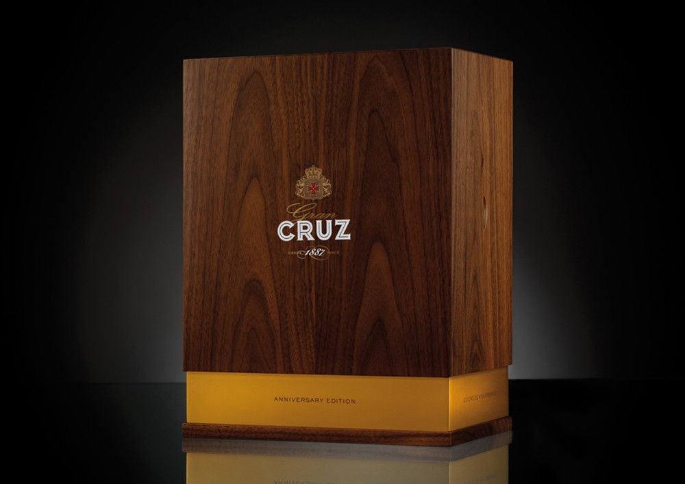 A Luxurious Port Packaging to Celebrate the 130th Anniversary of Gran Cruz