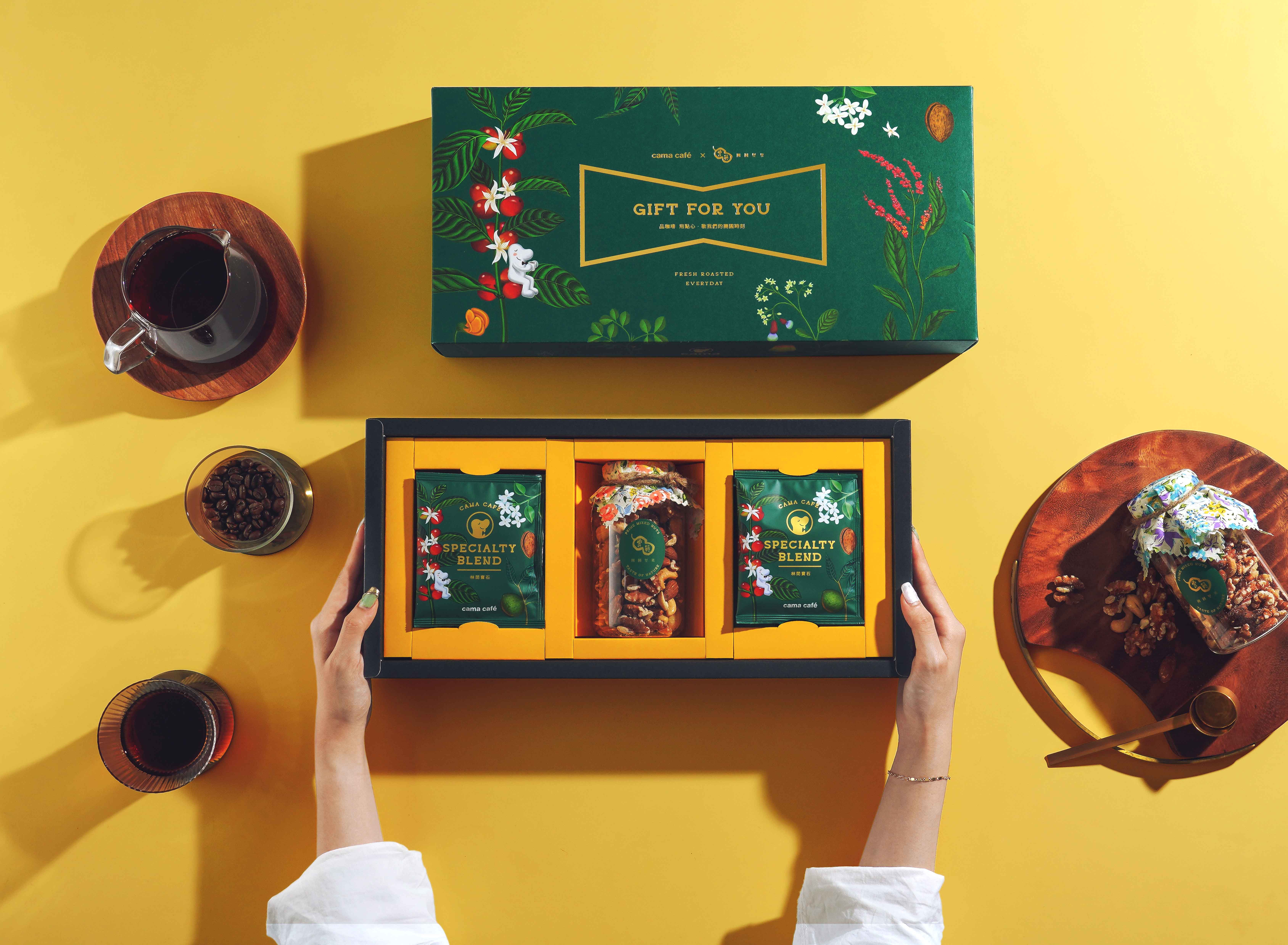 Lung-Hao Chiang Creates Brand Identity and Packaging Design for Cama Café’s Moon Festival Gift Pack