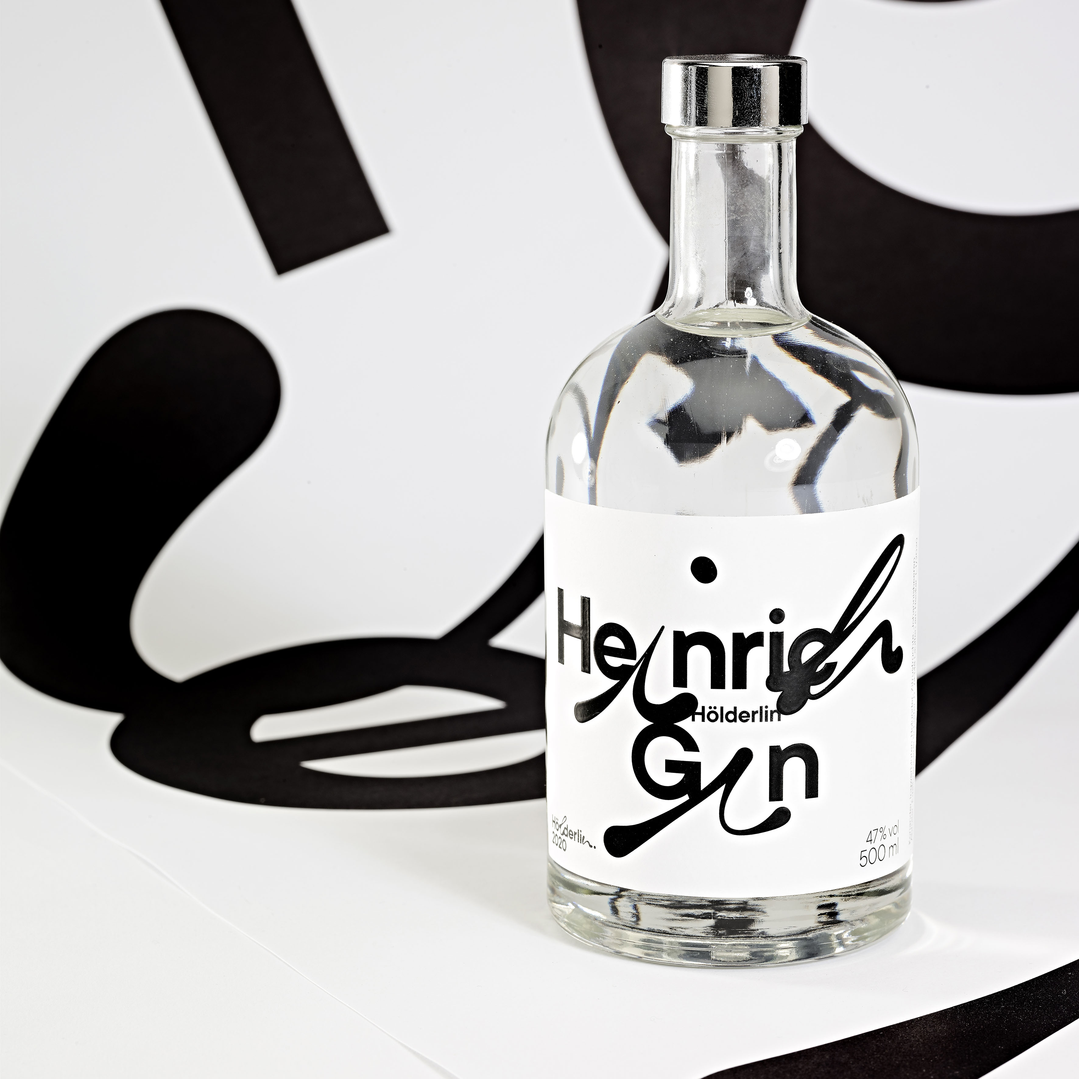 Ina Bauer Creates Label and Packaging Design for Hölderlin2020 Wine and Gin