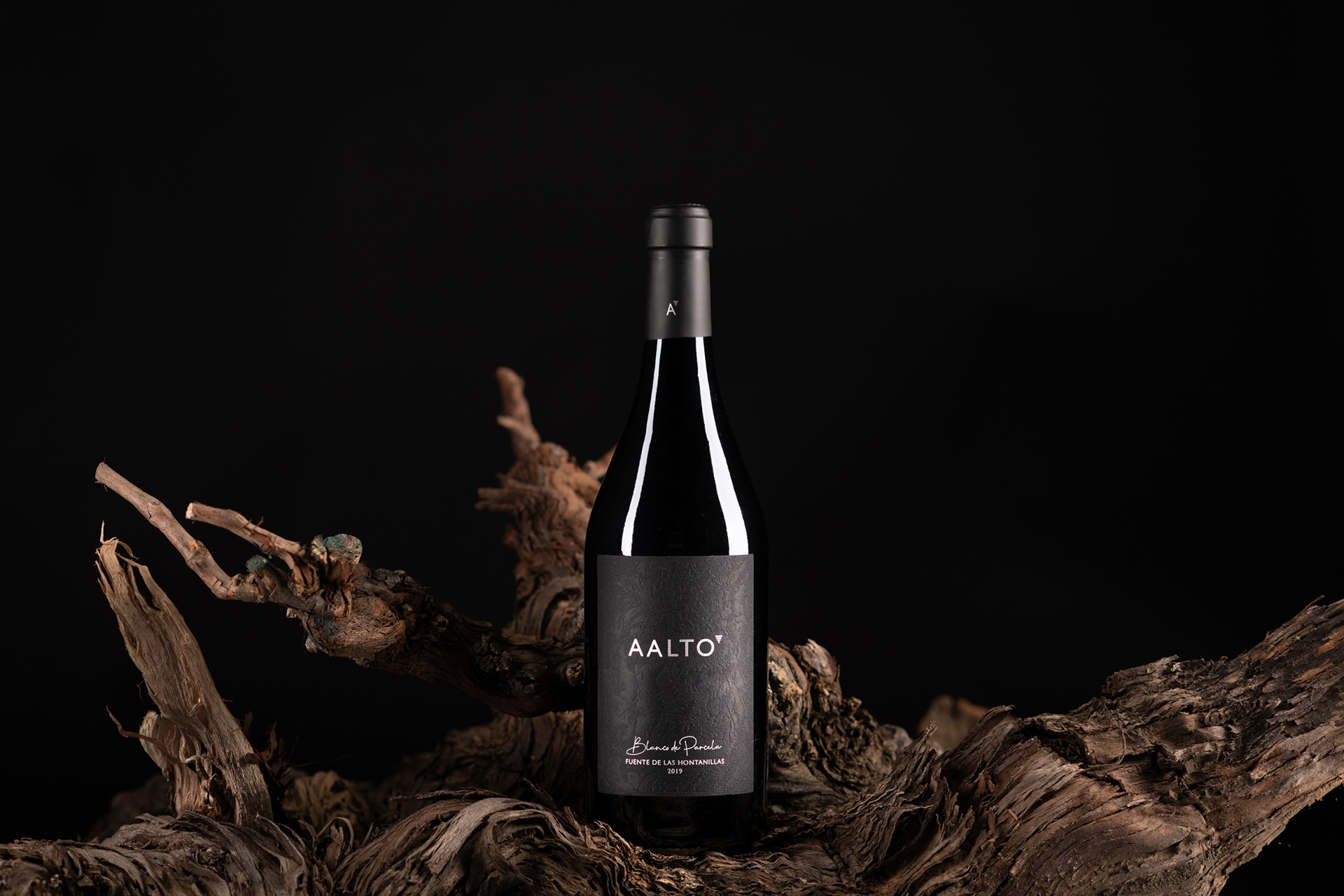 Label Design for the First Limited White Wine of Aalto Winery by Azote Studio