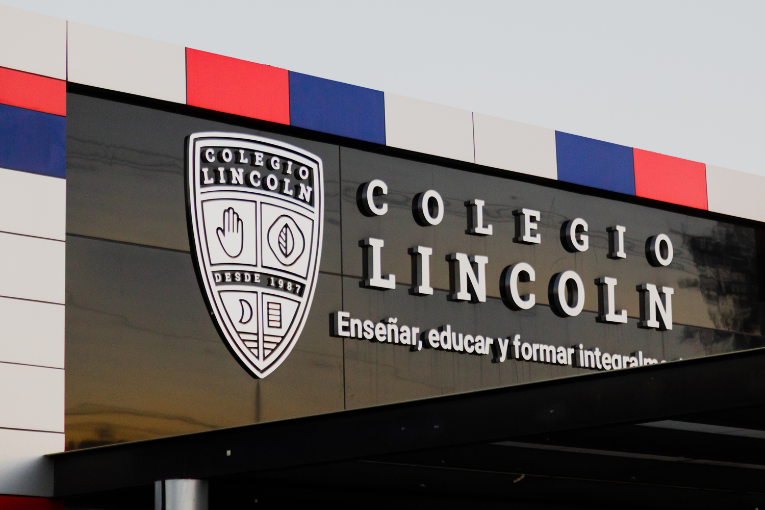Colegio Lincoln School Rebranding by Mínimo Estudio