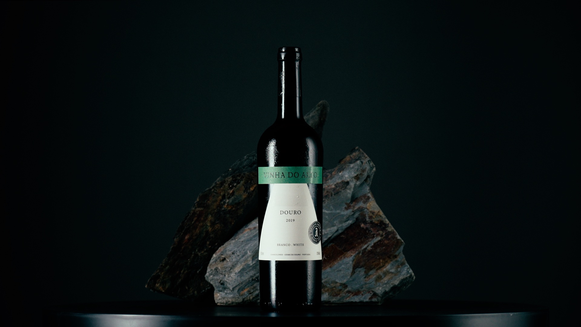 Bisarro Design Studio Creates Label Design for Vinha do Alto Wine