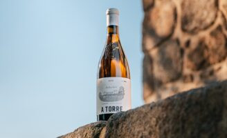 Omdesign Introduces a Collectible Label Design for Anselmo Mendes’ A Torre Wine