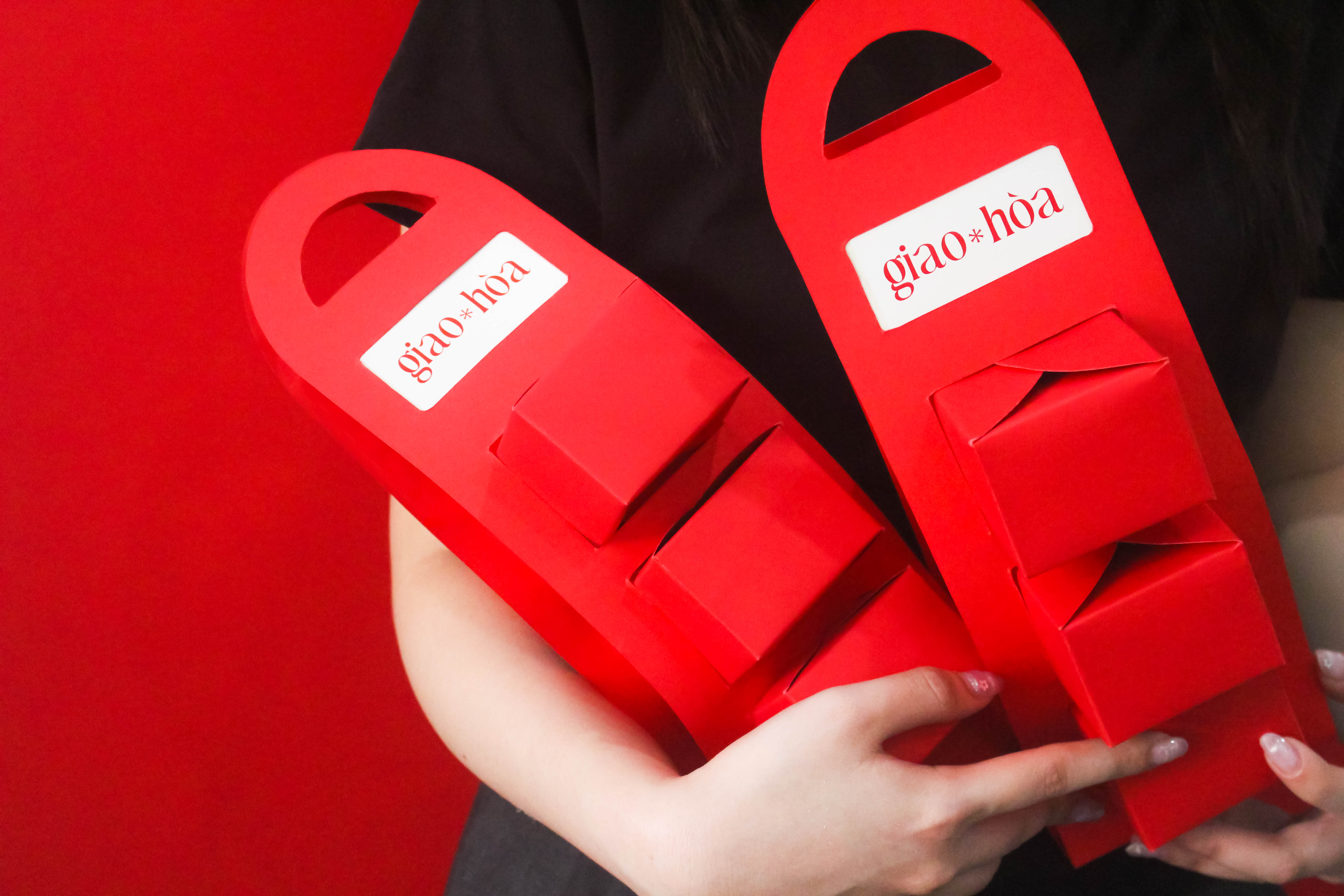 Giao Hoa Packaging Design by Ceris Creative Celebrates Tet Unity With an Interlocking Lid Ritual