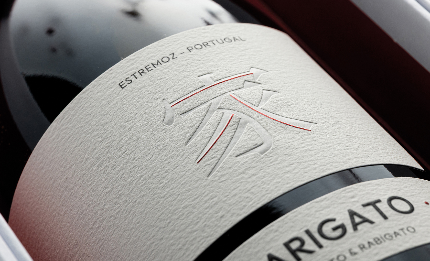 M&A Creative Agency Creates Arigato as a Minimal Wine Packaging Concept Born From Arinto and Rabigato