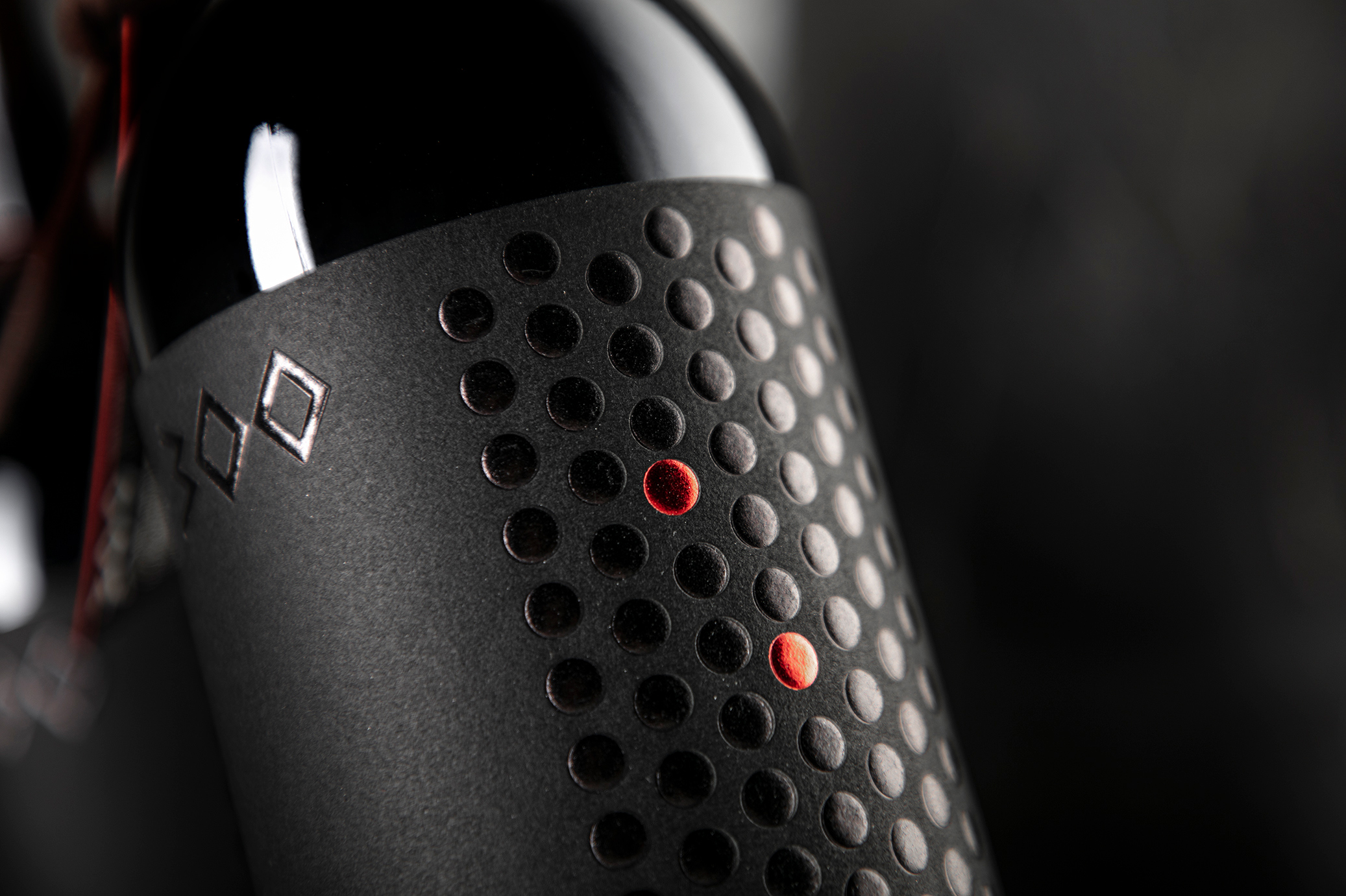 300 Limited Edition Wine Packaging by M&A Creative Agency Honors Spartan Legacy Through Luxury Design