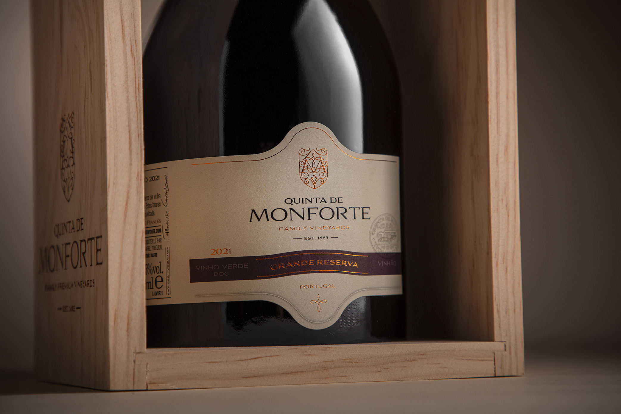 Quinta De Monforte Grande Reserva Special Edition by M&A Creative Agency Introduces a Refined Wine Packaging System With Metallic Detailing and Structured Design